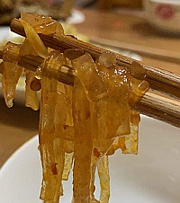 晒晒买的土货,手工苕粉和脆嫩的竹笋,就是和外面的妖艳货不一样