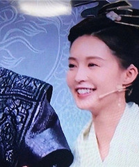 李沁很自然地挽了张若昀胳膊引起争议,你们能接受异性这样亲密吗