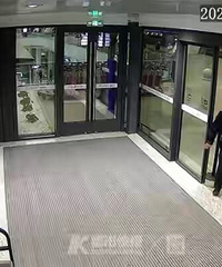 爸爸坐飞机走了,妈妈开车跑了!浙江2岁男童被扔在机场