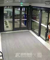 爸爸坐飞机走了,妈妈开车跑了!浙江2岁男童被扔在机场