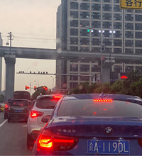 堵死了,7点钟,以前大家调侃大学城是鬼城,现在它已经沦为堵城