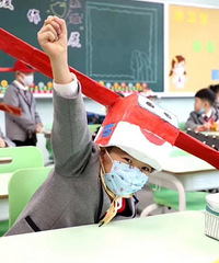 杭州某小学复课,要求学生保持一米距离,“一米帽”亮了