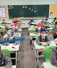 杭州某小学复课,要求学生保持一米距离,“一米帽”亮了
