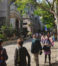 接娃放学,看到班上的家长们聚在一起,我心头有点慌