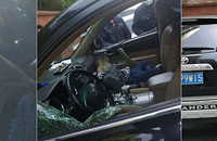 �ң����˰ѳ�Կ�׷ų����뿪��С���泵����������