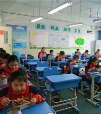 重庆各学校开学后的就餐情况,教室吃饭用上隔板,珊瑚小学错峰吃