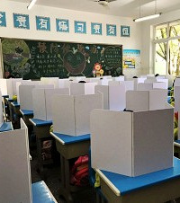 重庆各学校开学后的就餐情况,教室吃饭用上隔板,珊瑚小学错峰吃
