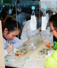 开学了,学生在学校这样就餐
