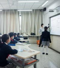巴渝学校开学直击,老师上课不能下讲台,错峰吃饭课间不能出教室