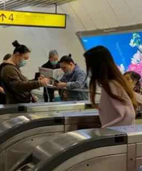 老人觉得早高峰不免费乘轻轨歧视