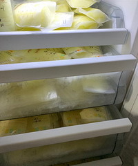 母乳存了一个冰柜已经放不下啦,有需要母乳的麻麻联系我