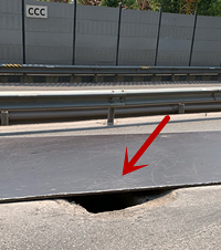 在江北海尔路附近车轮被道路上的巨坑弄破,于是我走上了索赔之路