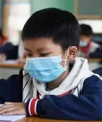 我向小学生八卦上学日常,他说从早到晚坐在教室,戴口罩要捂死了