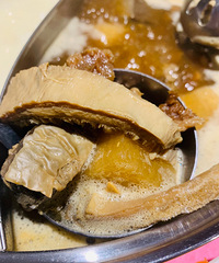 在宝藏港式火锅店品猪骨汤吃牛杂煲,被独一无二的水果杯惊艳了