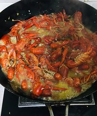在这里轻松实现小龙虾自由,蟹黄肉质都很饱满才10块钱一斤