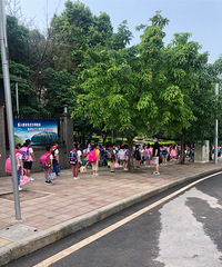 戴着口罩开学了,娃儿见到同学好亲热,老师还打电话来讲注意事项