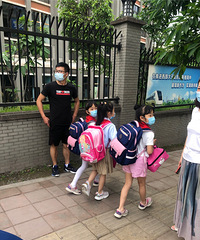 戴着口罩开学了,娃儿见到同学好亲热,老师还打电话来讲注意事项