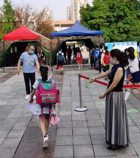 今天重庆低年级开学,朋友圈都在晒“神兽归笼”,孩子们太激动了