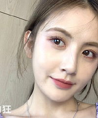 王思聪亲自喂女友吃饭撒狗粮,有人说wanghong甜仇长得像阿娇