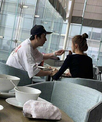 王思聪亲自喂女友吃饭撒狗粮,有人说wanghong甜仇长得像阿娇