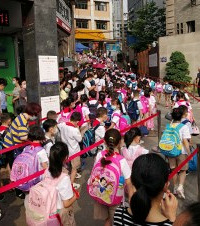 今天重庆低年级开学,朋友圈都在晒“神兽归笼”,孩子们太激动了