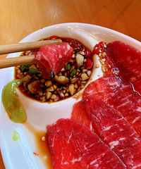 去吃了网友推荐的全系烤牛肉店确实不错,肉质新鲜味道也巴适