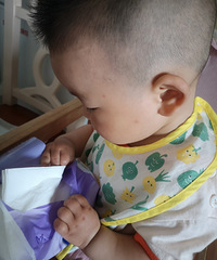 娃儿出生时很白,没怎么晒太阳,现在却越来越黑