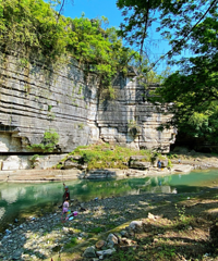 翻遍攻略找了个宝地露营,水好风景好,可画风和想象中差距有点大