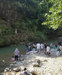 金佛山旁边不要钱的耍水地,可以钓鱼喂猴子,还有小竹林吊床