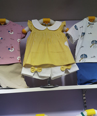 来朝天门逛娃儿衣服,夏天的长裤才卖20,衣服25,裙子30