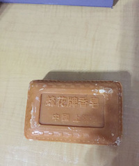 头痛喉咙痛在床上休养,娃儿说照顾我,结果给我喂了好多香皂