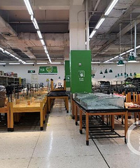 来渝15年后,重庆第一家沃尔玛店即将停业,市民前去捡耙和