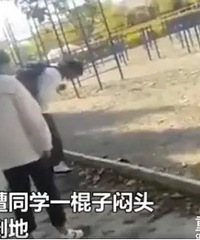 云南弥渡初中生挨一闷棍当场晕倒地!对未成年仅仅批评教育够吗?