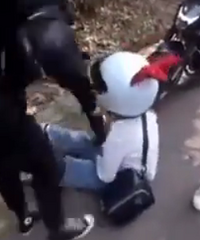 �������ﳵɽ��ѹ��໬�ˣ��Ѻ���Ů����ˤ�˳�ȥ