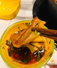 这家串串的特色凉菜可谓一绝必须点它,吃撑了人均还不到50