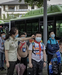 两江新区开通15条交通专线,常规公交加密线12条,保障复学路