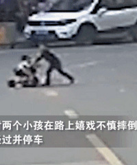 妈妈过马路扶摔倒小孩,自己2岁女儿被碾压身亡!