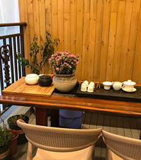 我的阳台兼具了花房与茶室的功能,而且绣球才买成10元/盆