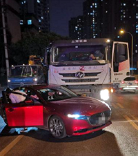 �ھ�����һŮ�Ӽݳ�����׷��ʱ�ٱ�ײ������ʱ�������ײ