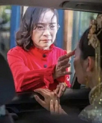 一个女生发了自己出嫁时母亲落泪的照片,被转发骂了五百多条?