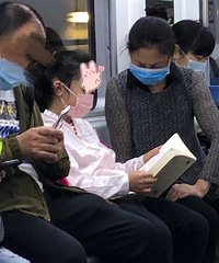 小学生读书好辛苦,轻轨三号线上,一位小学生上车就开始看书