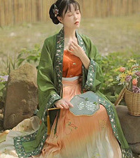 来品品这一小时就卖出35万件的汉服,一整套三件套才120!