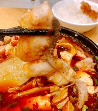 普通的街边小店却暗藏美食,这家砂锅有荤有素才16一份