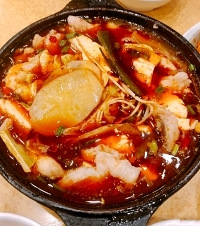 普通的街边小店却暗藏美食,这家砂锅有荤有素才16一份
