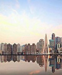 银行门前水池成wanghong,被誉天空之镜