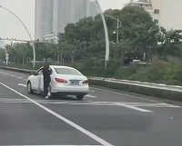 瞧瞧,传说中的女司机又出来“作妖”了,这是下车没挂P挡?