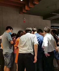 礼嘉华侨城小户型开盘场面,楼市到底凉没得,出去溜一圈就知道了