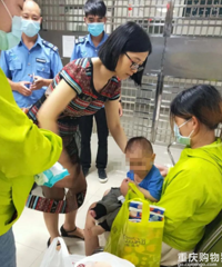 一婴儿30度仍穿棉袄:部分皮肤溃烂,母亲确诊精神病