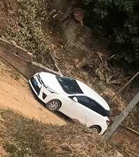 像这种泥巴烂路,该换什么车能轻松爬上来?我这车一直遛还撞了墙