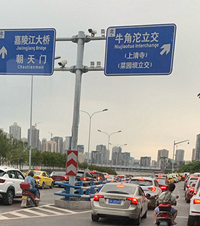 遍地是车,早晚高峰堵到怀疑人生,可偏偏汽车消费券也来凑热闹了
